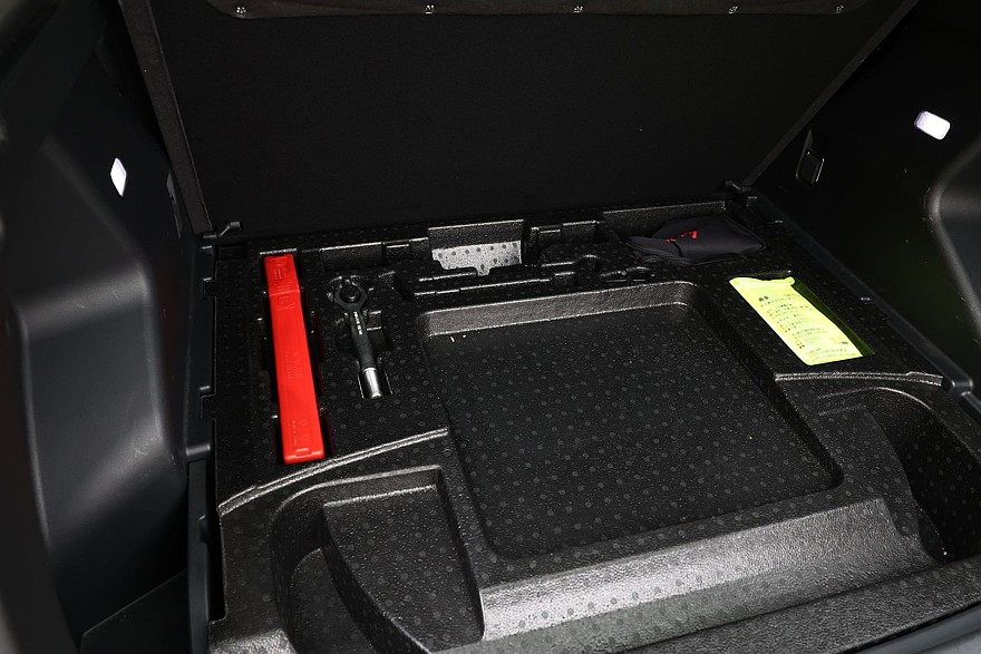 Красное знамя против четырёх колец: сравнительный тест Hongqi HS3 и Audi Q3