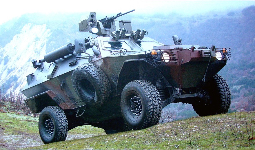 Машина Cobra с дистанционным управлением пулемета и лебедкой