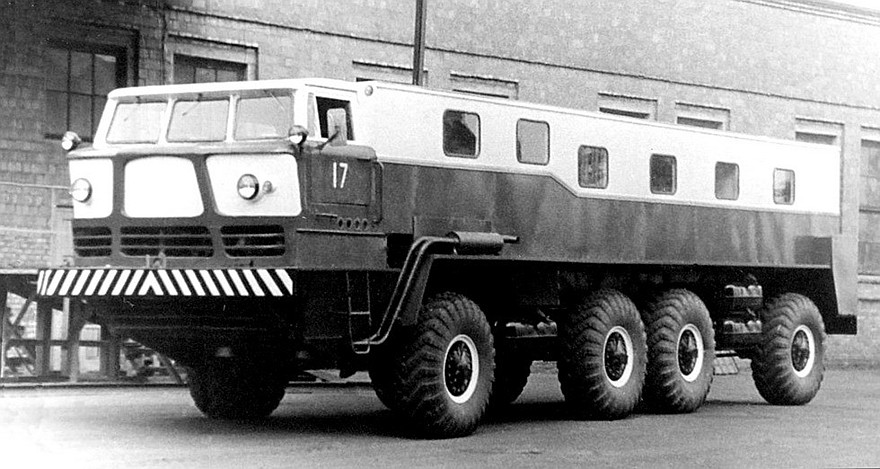 Тягач-лидер ЗИЛ-135ЛН активного трехзвенного автопоезда ЗИЛ-135КП
