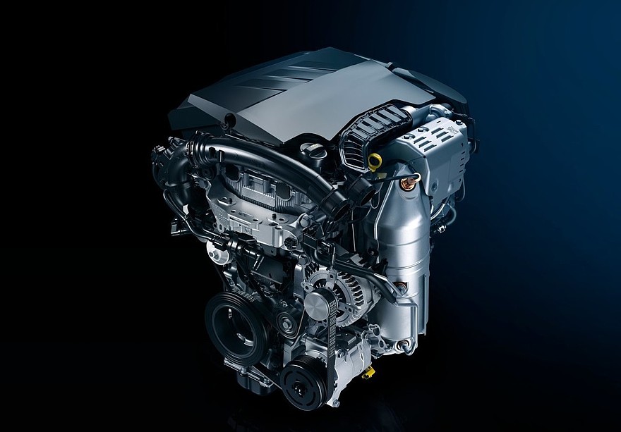 На фото: двигатель Peugeot PureTech