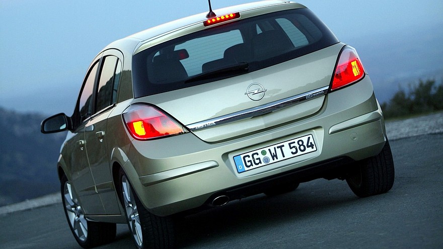 На фото: Opel Astra Hatchback 2.0 turbo (H) '2004–07