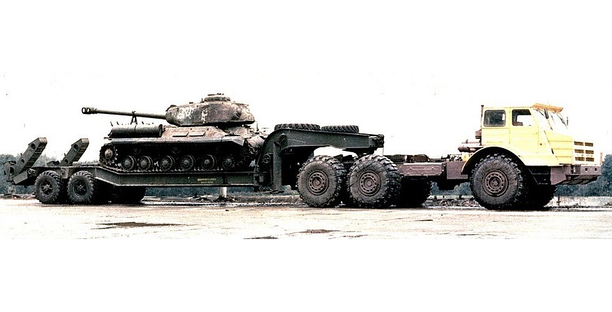 Тягач МоАЗ-74111 с двухосным танковым полуприцепом ЧМЗАП-5247Г (из архива А. Карасева)