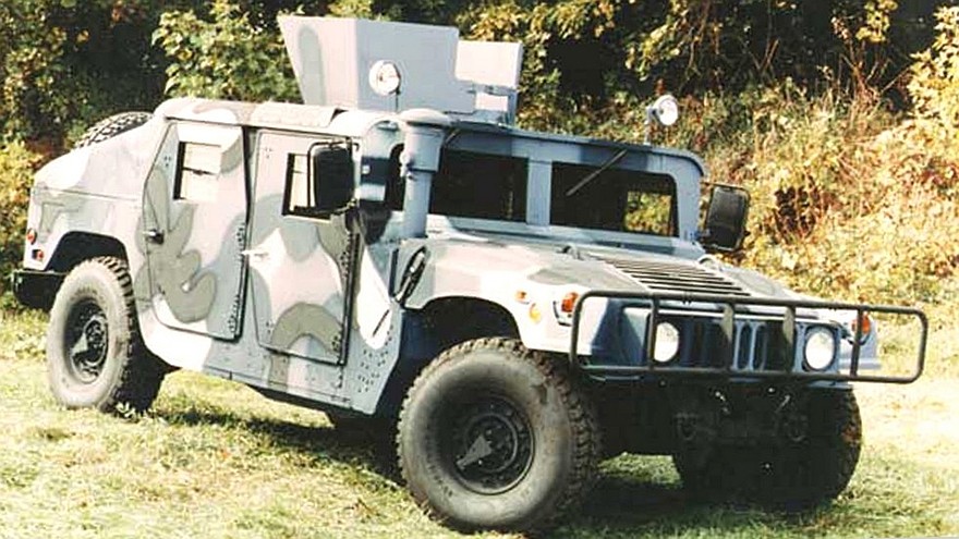 Полностью бронированный автомобиль М-1114 с открытой пулеметной башней