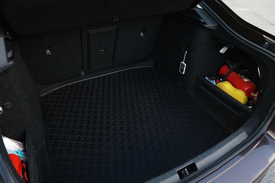 Skoda Octavia A7 с пробегом: ржавые пороги, дыры в дверях и комфортный салон из пластика