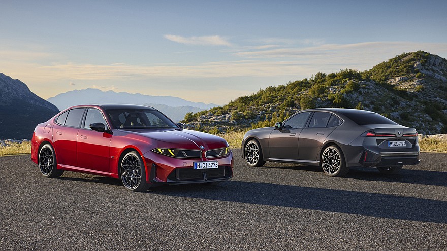 На фото: BMW M350 xDrive и BMW 320