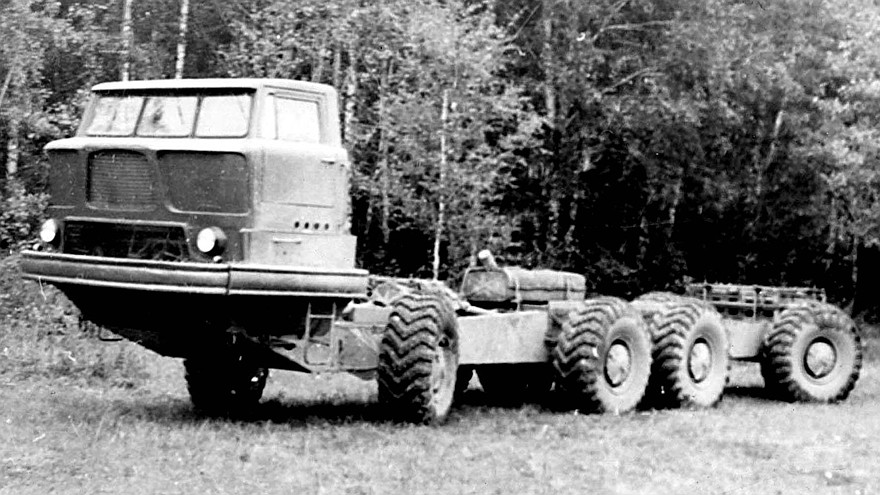 Шасси ЗИЛ-135К с округлой пластиковой кабиной над двигателем. 1960 год