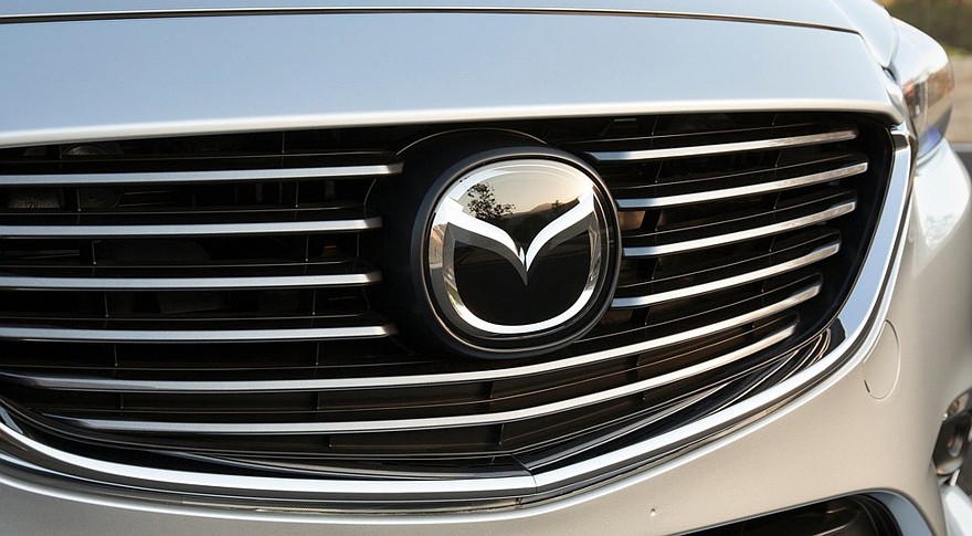 На фото: логотип Mazda