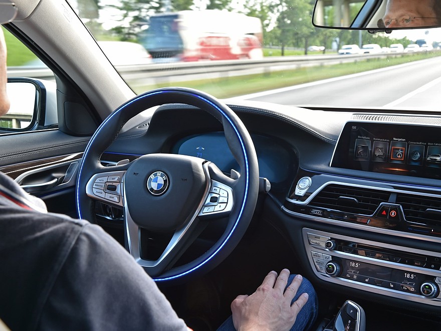 На фото: система автономного вождения в автомобилях BMW