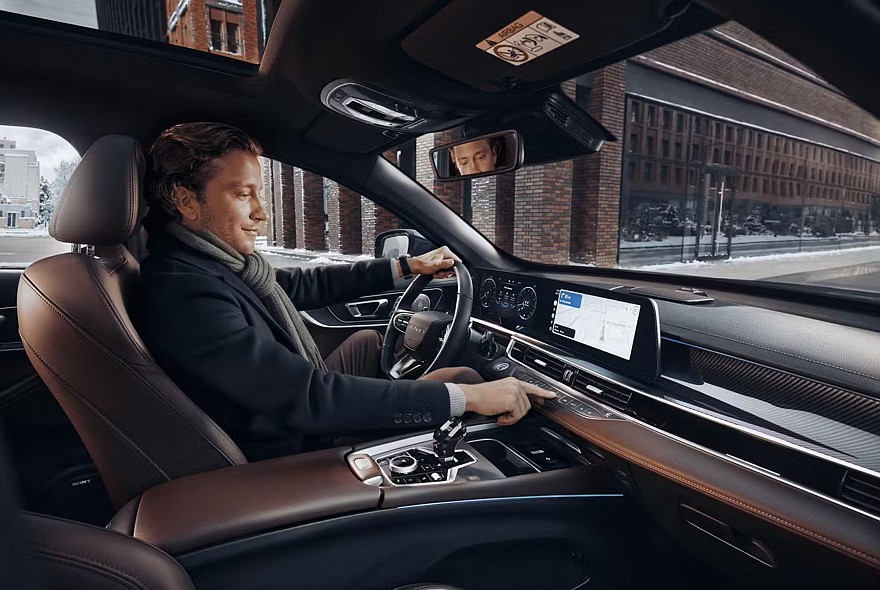 На фото: салон Tenet T7