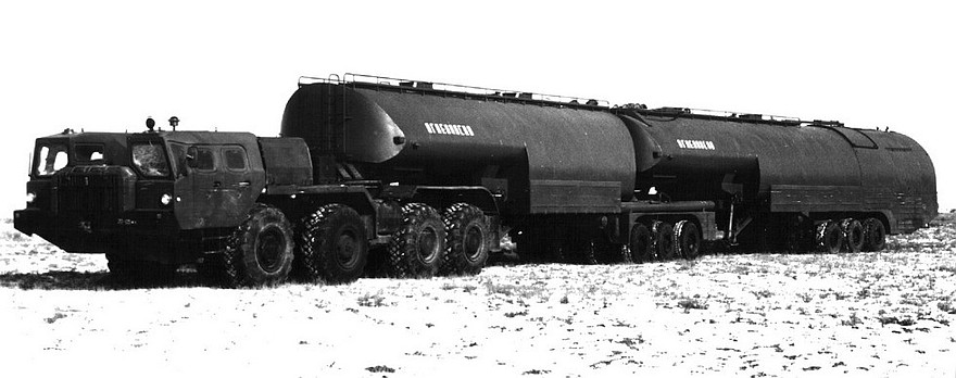 Трехзвенный топливозаправочный автопоезд ТЗ-90 с тягачом МАЗ-74103