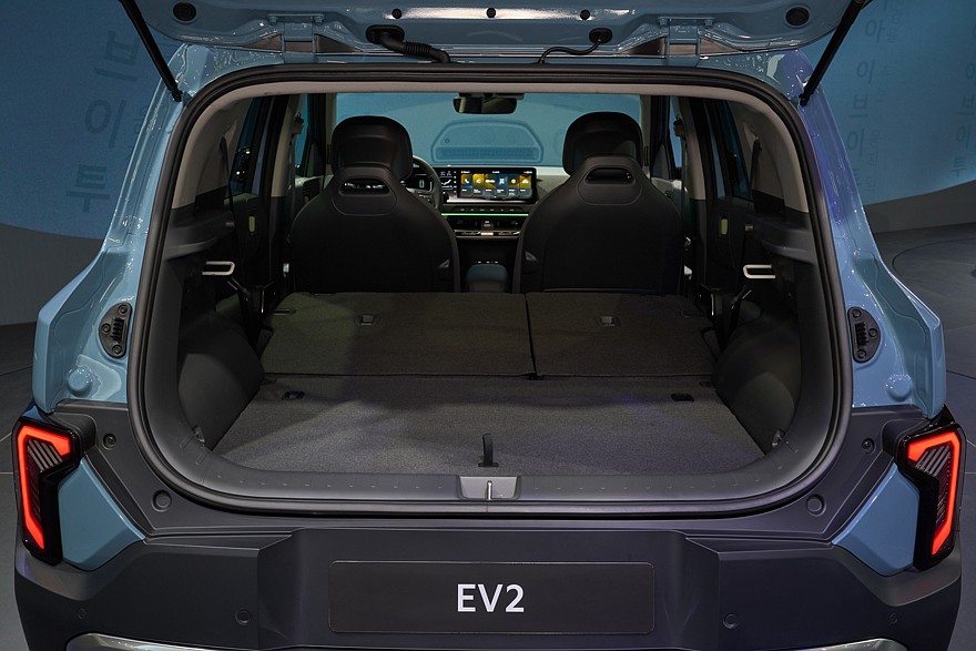 На фото: салон Kia EV2