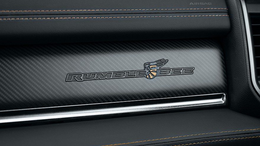 На фото: салон Ram 1500 Rumble Bee SRT