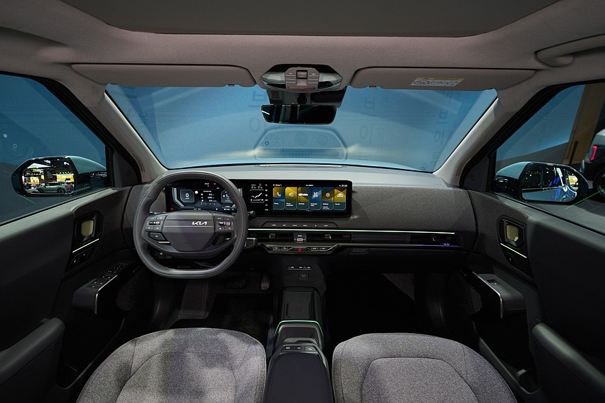 На фото: салон Kia EV2