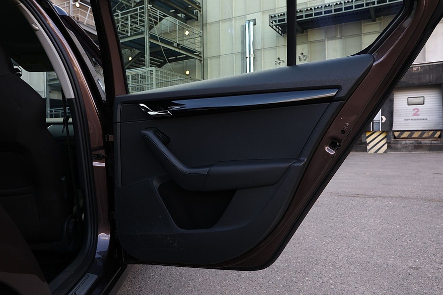 Skoda Octavia A7 с пробегом: ржавые пороги, дыры в дверях и комфортный салон из пластика