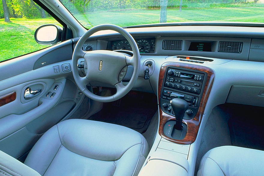 Некоторые журналисты упрекали Mark VII за качество пластика, уступающее Lexus SC400