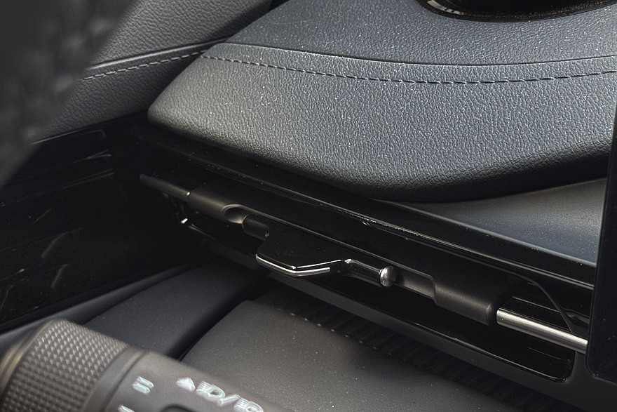 Зарядить быстрее, чем настроить: тест-драйв Geely EX5