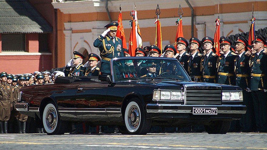 Новый министр обороны РФ С. К. Шойгу на автомобиле ЗИЛ-41041 АМГ. 2015 год (фото Е. Чеснокова)