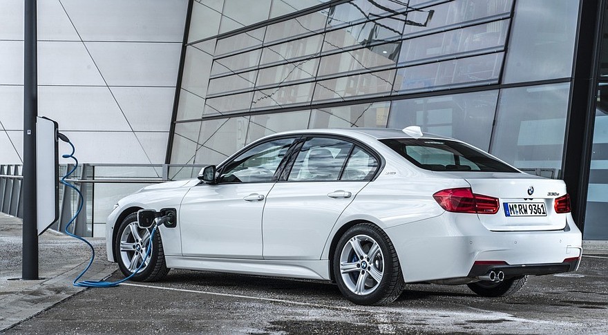 На фото: гибридная модификация BMW 3 Series текущего поколения