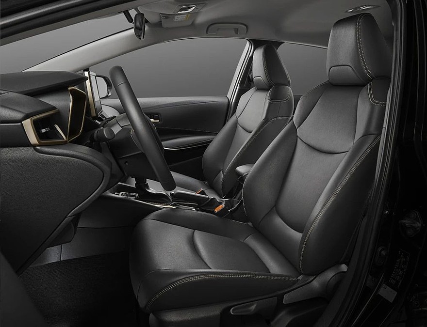 На фото: салон Toyota Corolla Altis the 60th