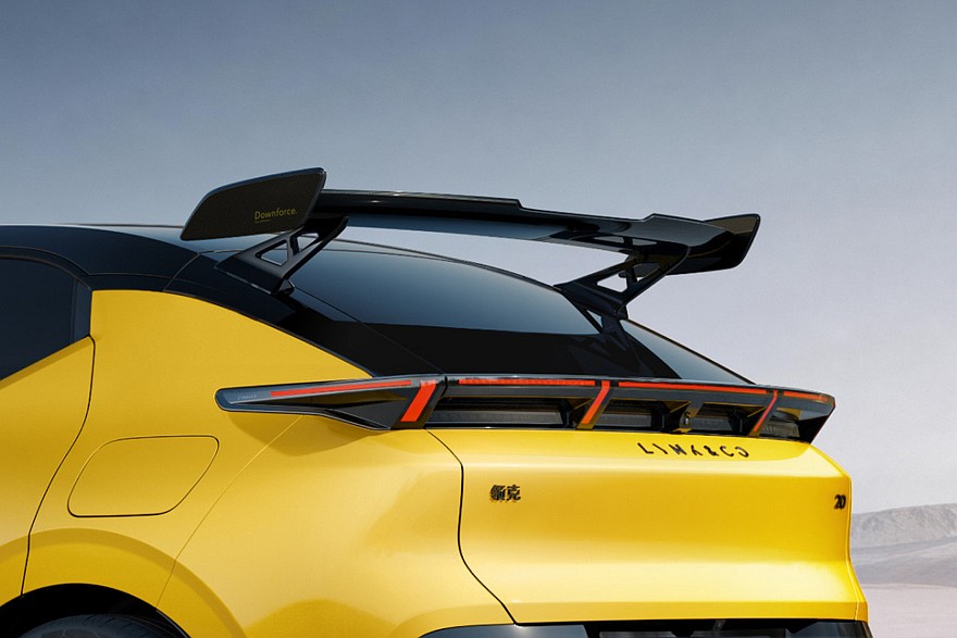 Lynk & Co 20 с опциональными обвесом и антикрылом