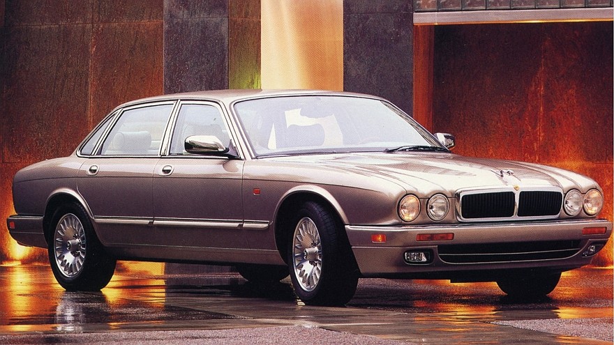 На фото: Jaguar Sovereign (X300) '1994