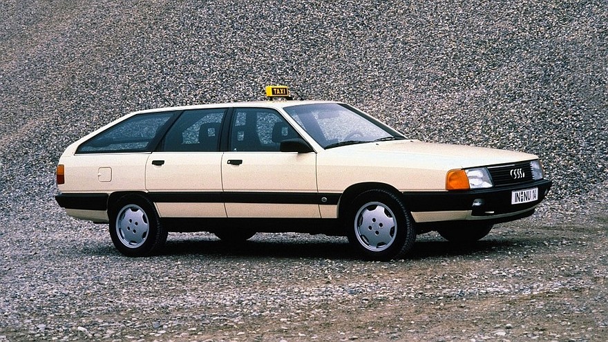 Audi 100 работала и в такси: просторная и выносливая машина прекрасно себя зарекомендовала.