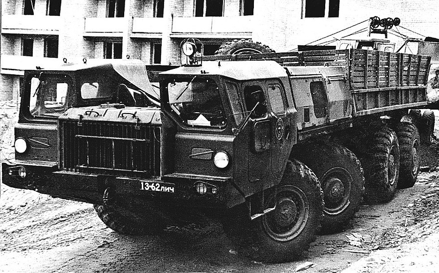 Автомобиль МАЗ-543П с низкобортным кузовом в гражданском строительстве (из архива Л. Суславичуса)