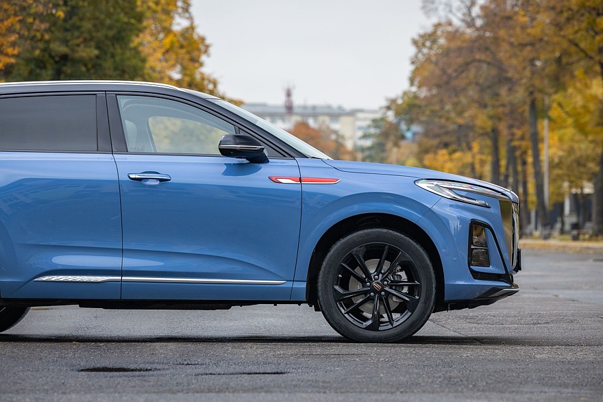 Красное знамя против четырёх колец: сравнительный тест Hongqi HS3 и Audi Q3