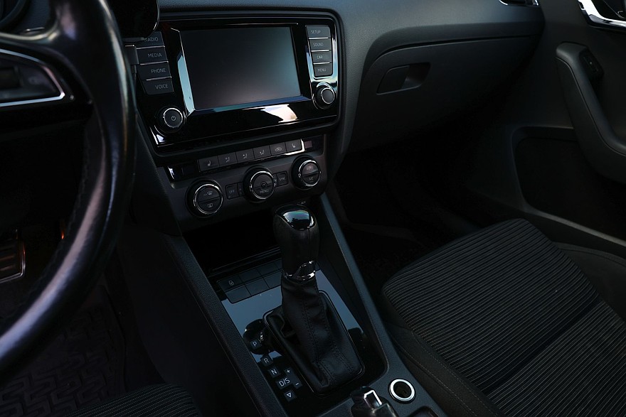 Skoda Octavia A7 с пробегом: ржавые пороги, дыры в дверях и комфортный салон из пластика