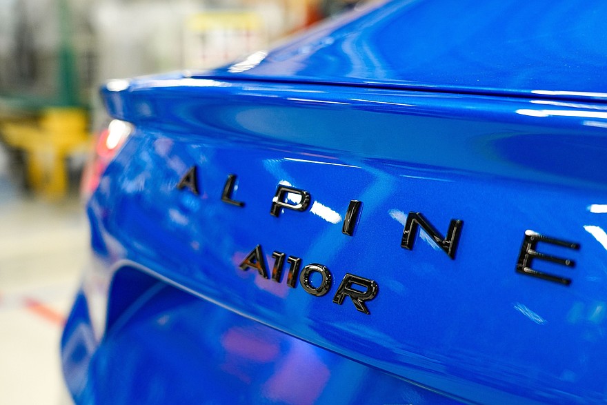Последний выпущенный Alpine A110 в юбилейной версии R 70 и цвете Alpine Blue