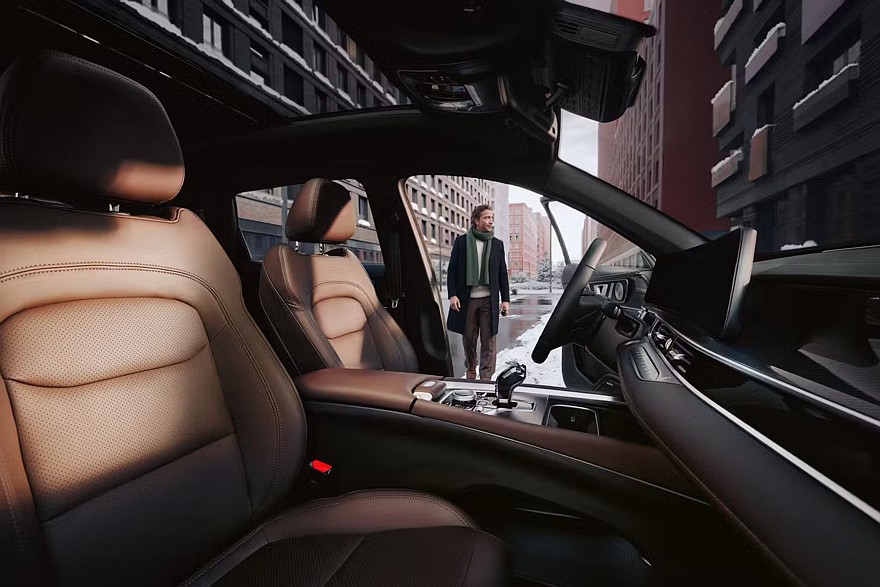 На фото: салон Tenet T7