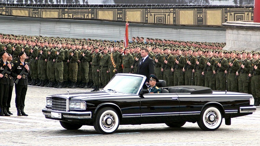 Министр А. Э. Сердюков принимает парад на новом автомобиле ЗИЛ-41041 АМГ. 2010 год
