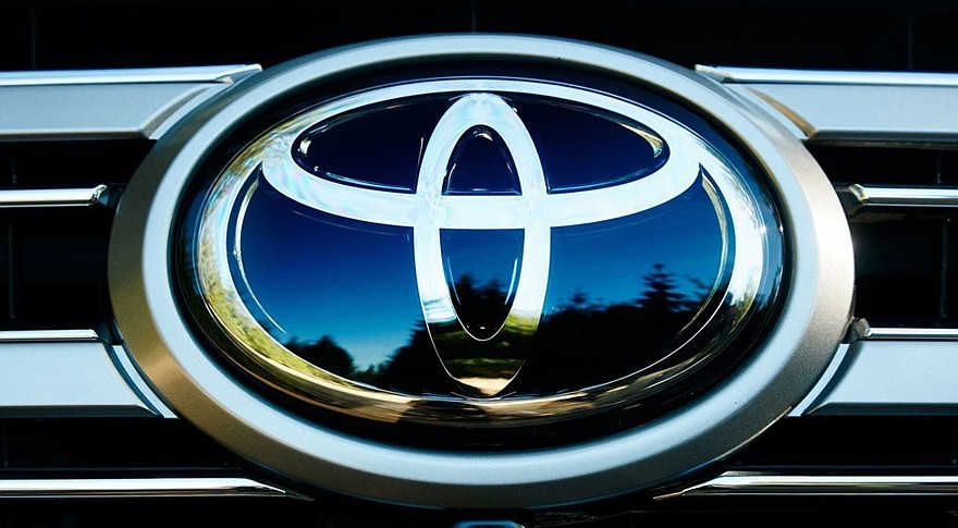 На фото: логотип Toyota