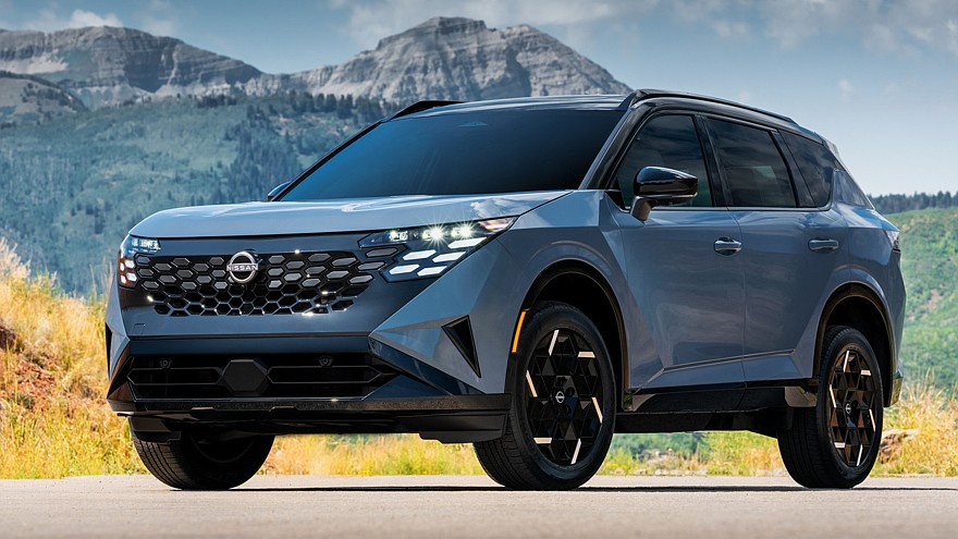 На фото: Nissan Rogue Hybrid