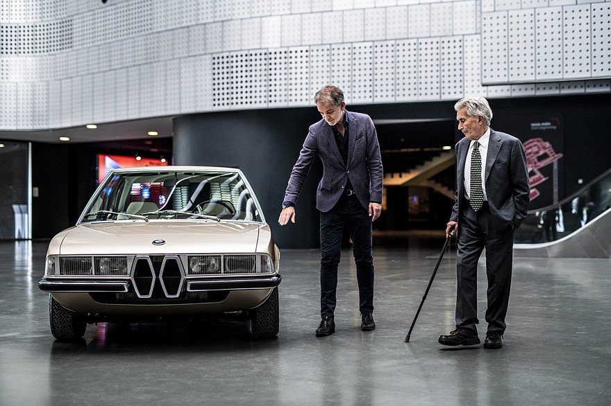 Адриан ван Хойдонк и Марчелло Гандини рассматривают воссозданное купе BMW Garmisch.