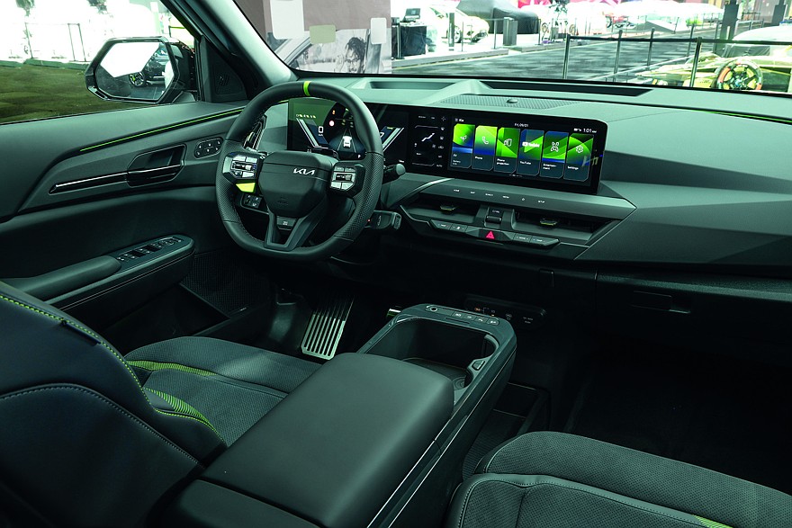 На фото: салон Kia EV5 GT