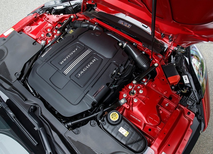 На фото: мотор Jaguar F-Type