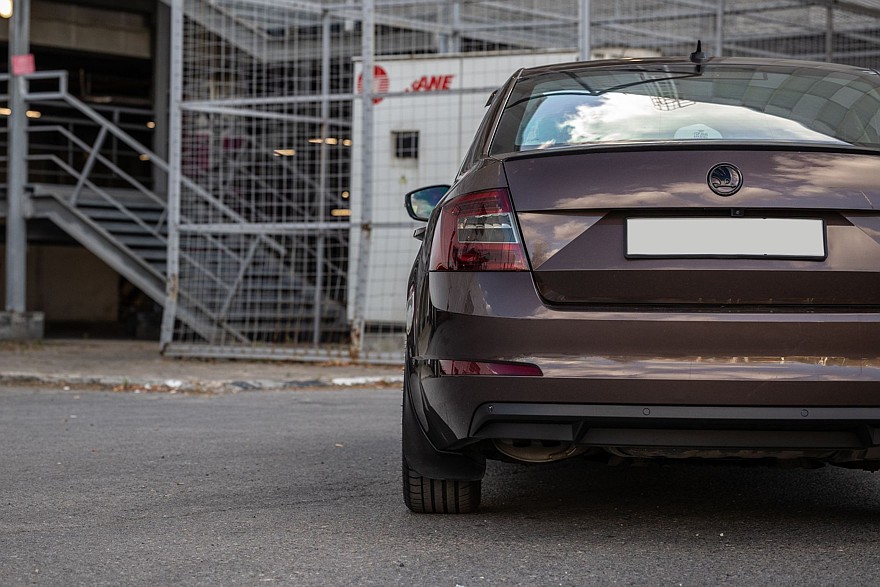 Skoda Octavia A7 с пробегом: ржавые пороги, дыры в дверях и комфортный салон из пластика