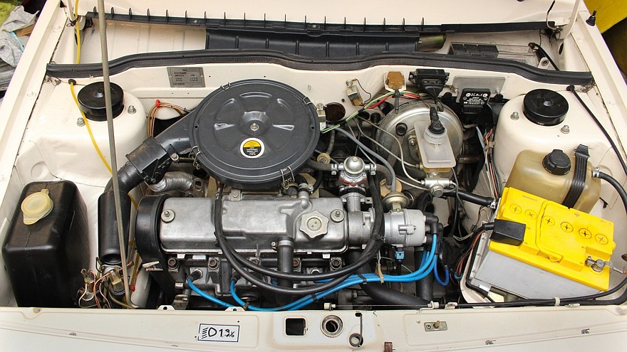 1300-кубовый двигатель славился своим «боевым» характером. Черный непрозрачный бачок омывателя на серийных ВАЗ-2108 практически не встречался.