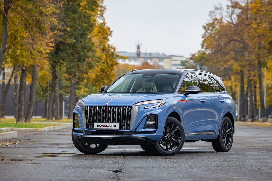 Красное знамя против четырёх колец: сравнительный тест Hongqi HS3 и Audi Q3