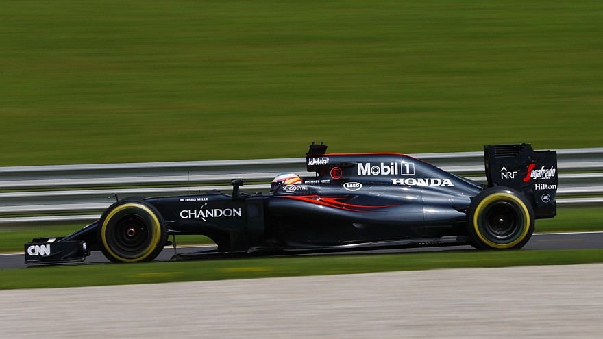 В Сильверстоуне оба болида McLaren будут выступать с модернизированной силовой установкой