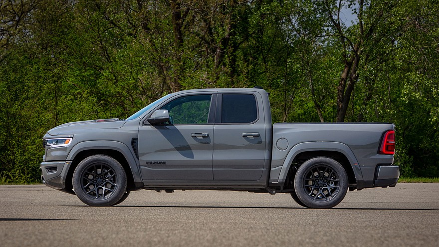 На фото: Ram 1500 Rumble Bee