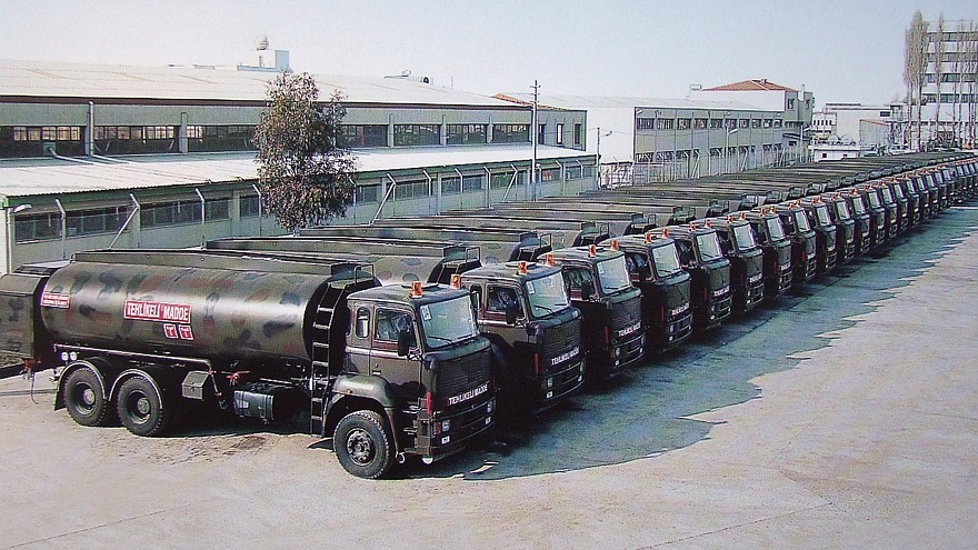 Шеренга топливных автоцистерн на отгрузочной площадке завода ВМС