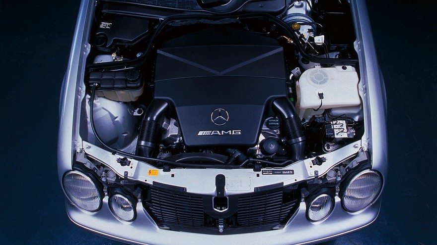 На фото: Под капотом Mercedes-Benz CLK 55 AMG Worldwide (208) '1999–2002