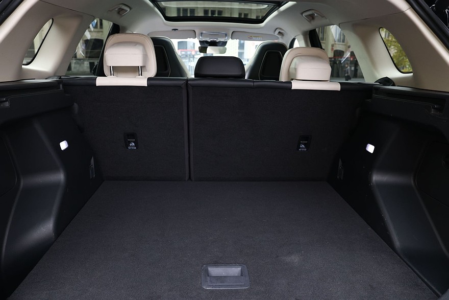 Красное знамя против четырёх колец: сравнительный тест Hongqi HS3 и Audi Q3