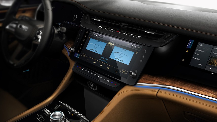 На фото: салон Jeep Grand Cherokee