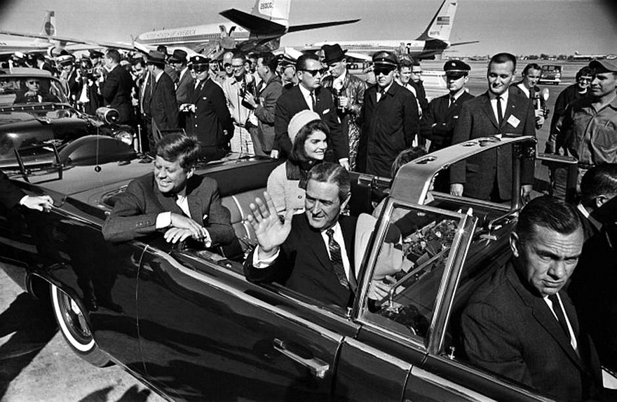 В аэропорту Лав-филд перед отъездом в Даллас (слева–направо) — Кеннеди с женой, губернатор Коннэлли и агент Рой Келлерман