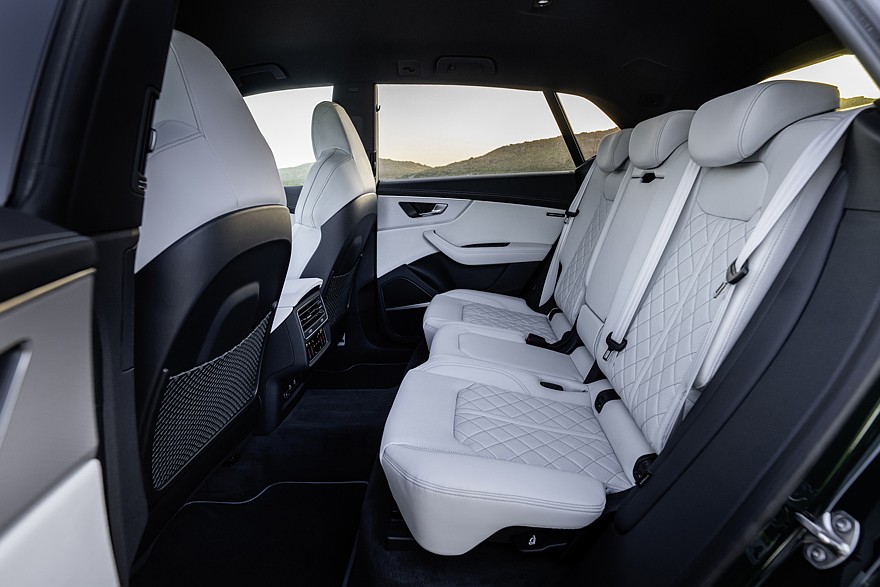 На фото: салон актуального Audi Q8