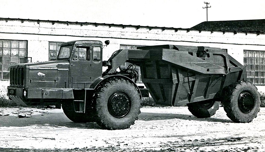 Модернизированный тягач МАЗ-529В с землевозной тележкой Д-504