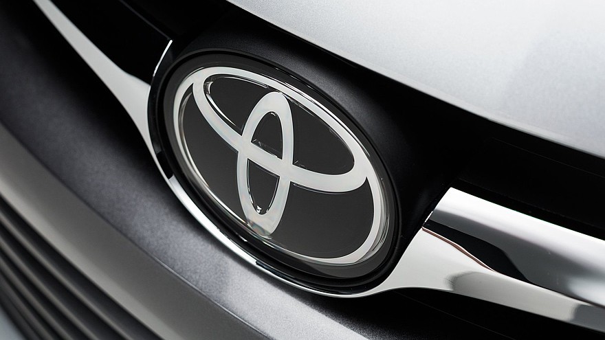 Toyota-Camry-2015-1600-4c